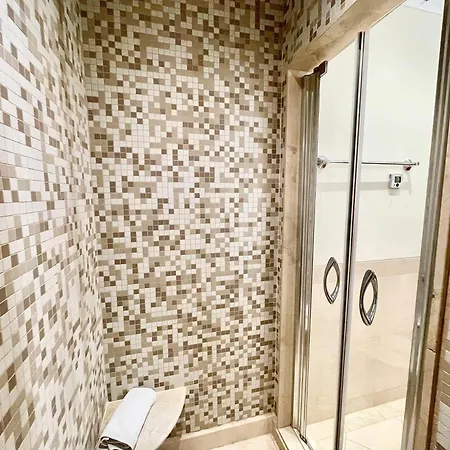 Victoria Boulevard By Garvetur