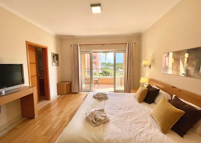 Victoria Boulevard By Garvetur *