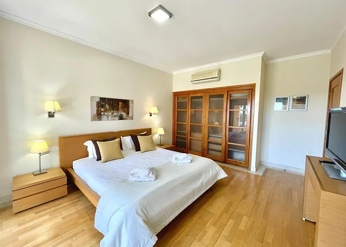 Victoria Boulevard By Garvetur *